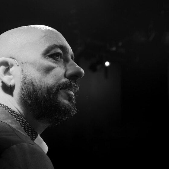 Franck Marcheix, de profil, sur scène