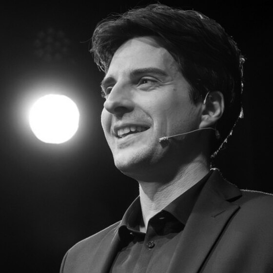 Vincent Bosq-Bousquet, au micro, sur scène